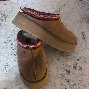 UGG Tazz platform chestnut Suede Slippers with Red Trim🤎❤️